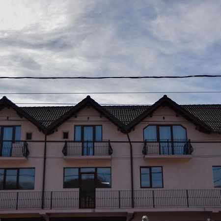 New House Hotel Curtea De Arges Bagian luar foto