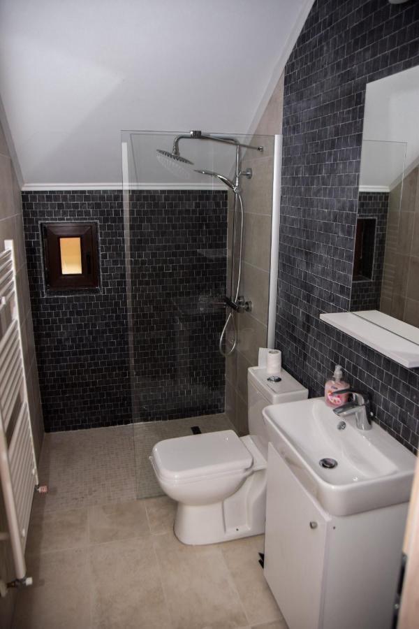 New House Hotel Curtea De Arges Bagian luar foto
