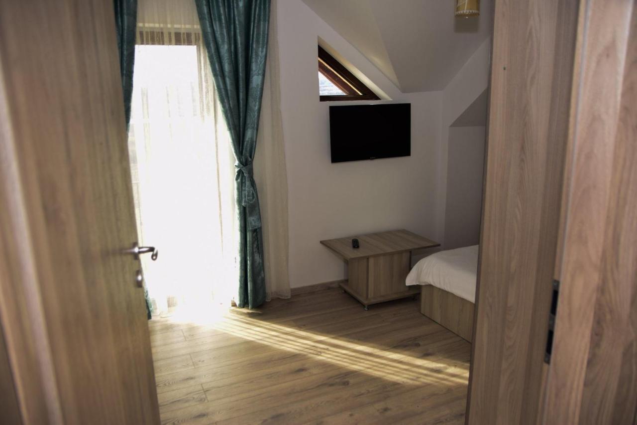 New House Hotel Curtea De Arges Bagian luar foto